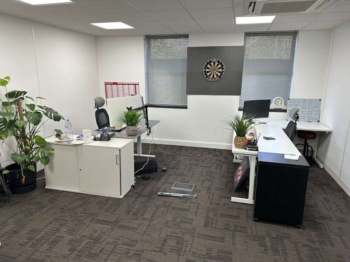Office in Bagshot - photo 4