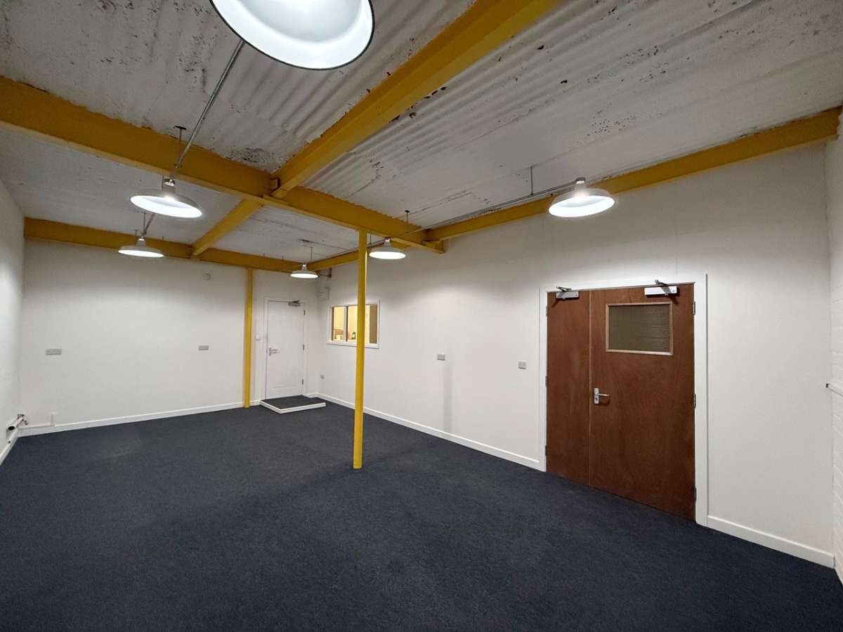 Office in Town Centre - photo 4