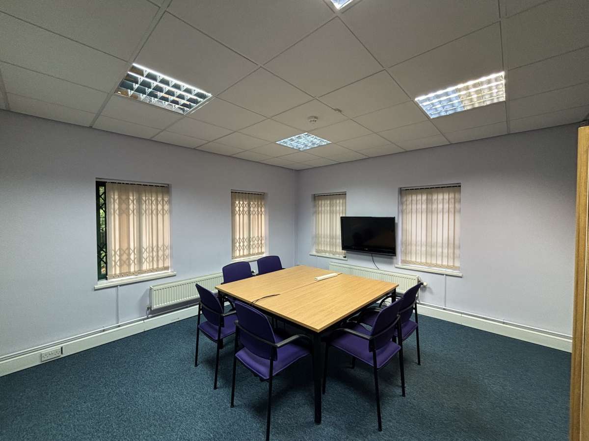 Office in Lowfields Business Park - photo 3