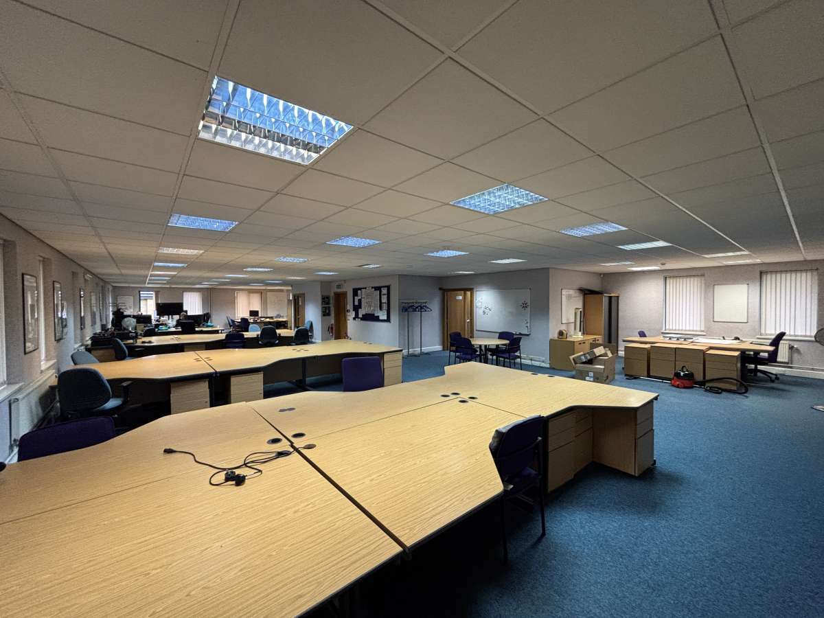 Office in Lowfields Business Park - photo 4
