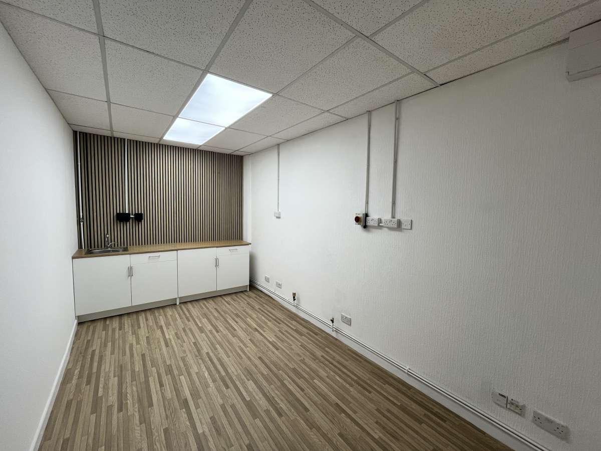 Office in Marsh Barton Trading Estate - photo 4