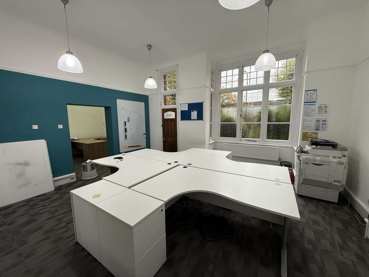 Office in South Croydon - photo 2