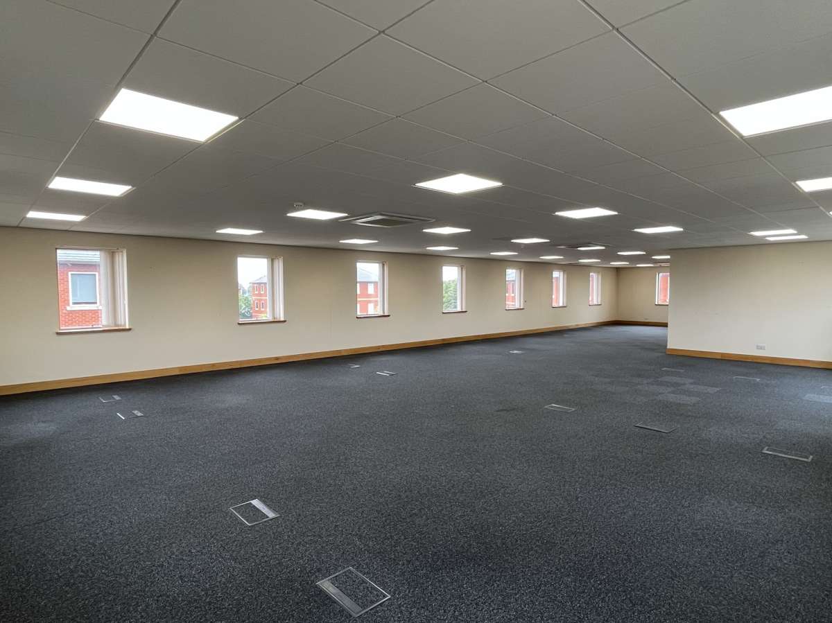 Office in Burton On Trent - photo 4