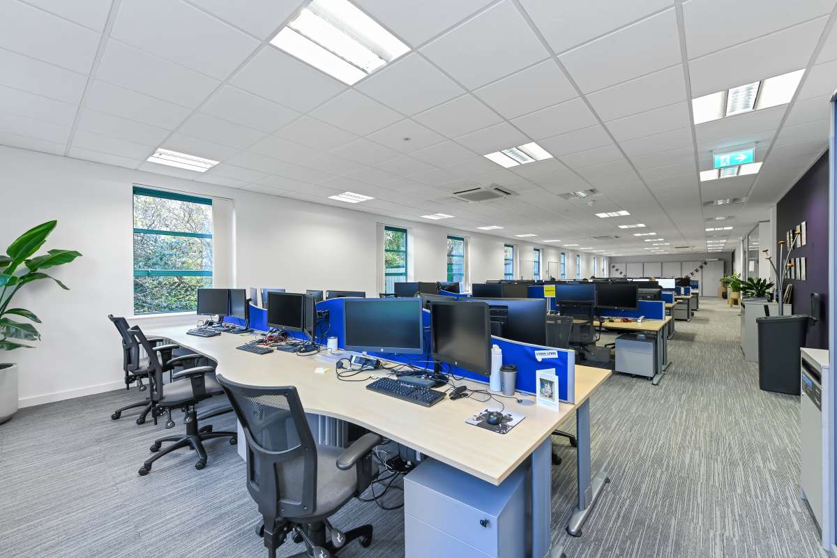 Office in Riverside Retail Park - photo 2