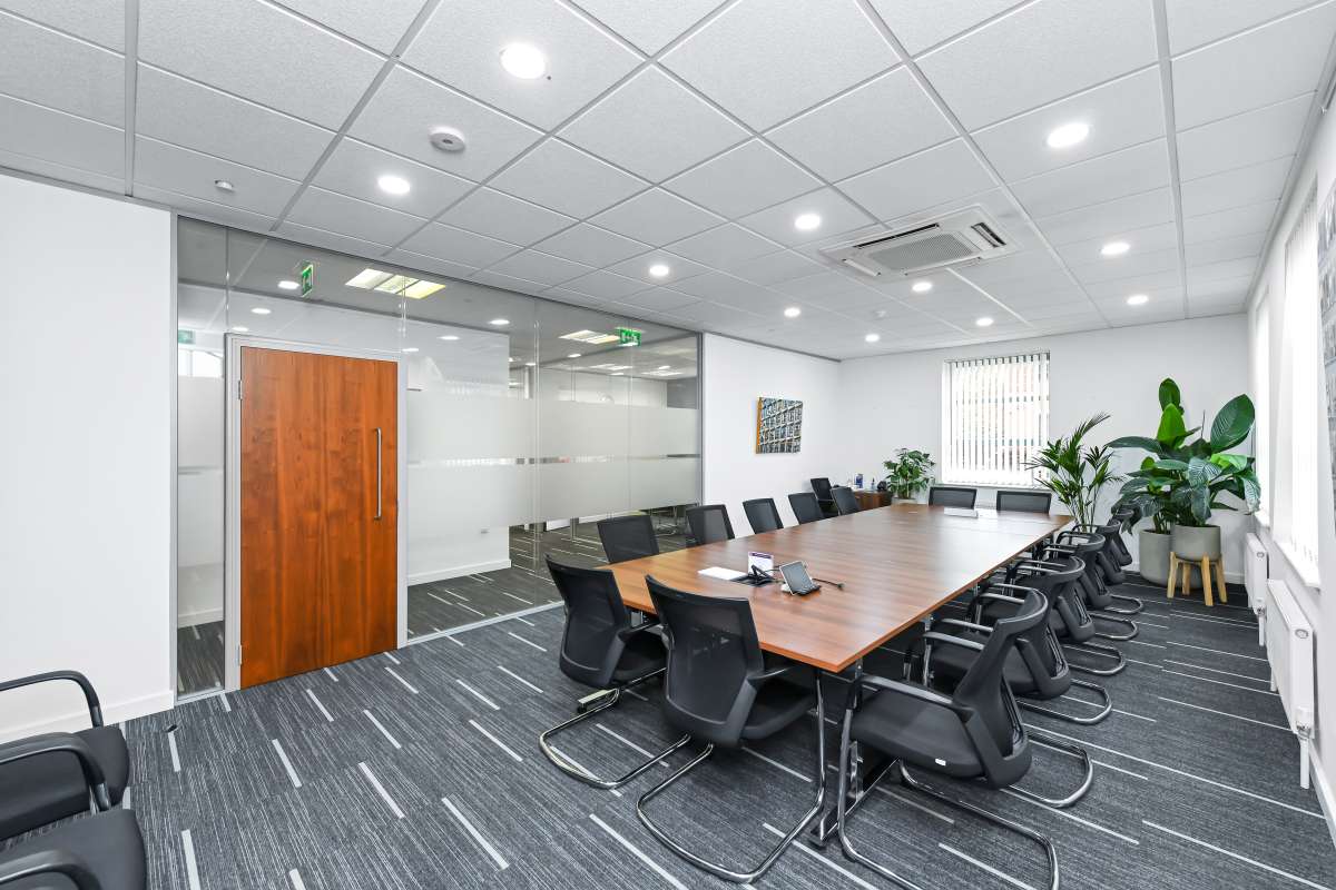 Office in Riverside Retail Park - photo 3