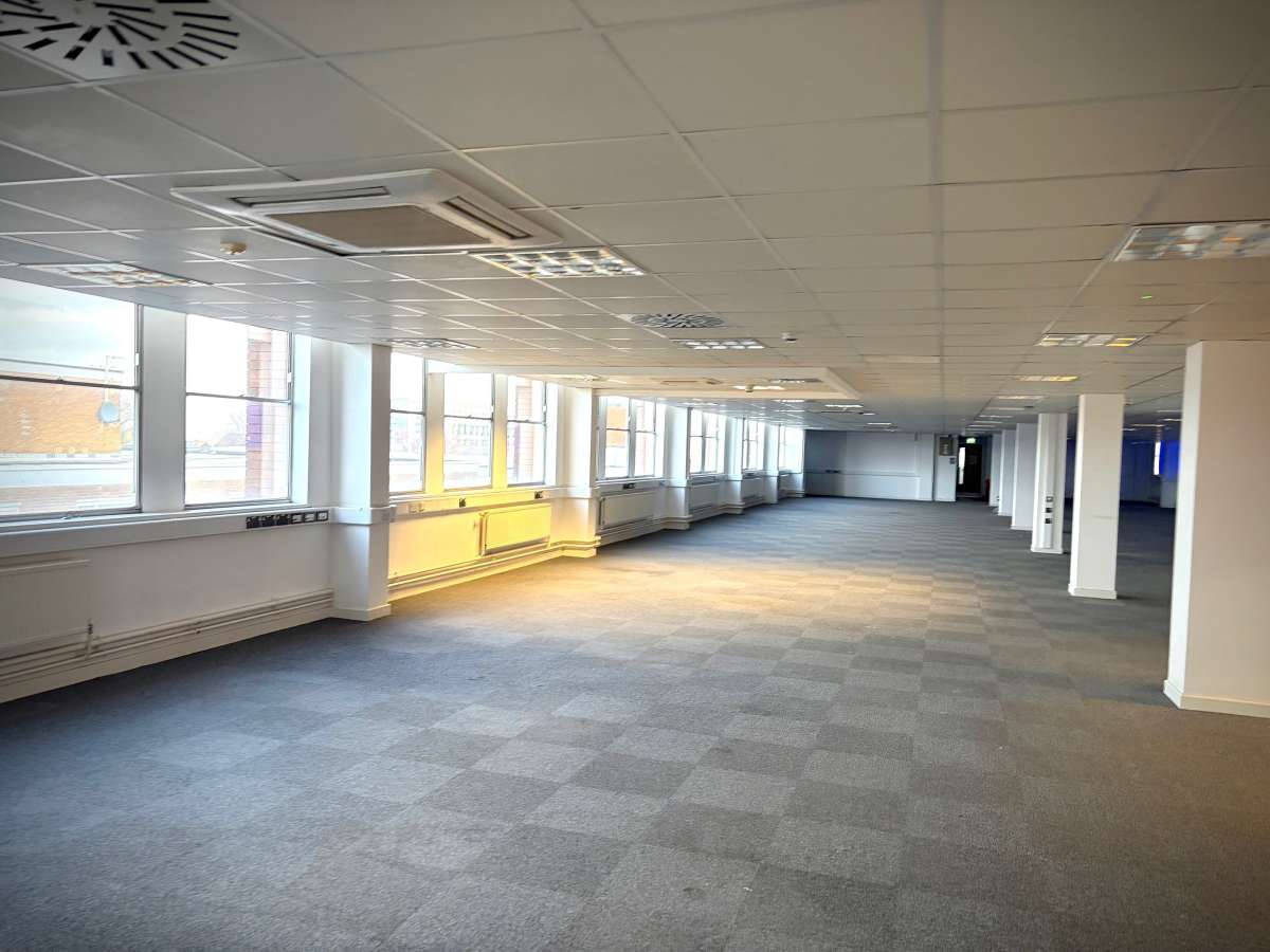 Office in West Bromwich - photo 4