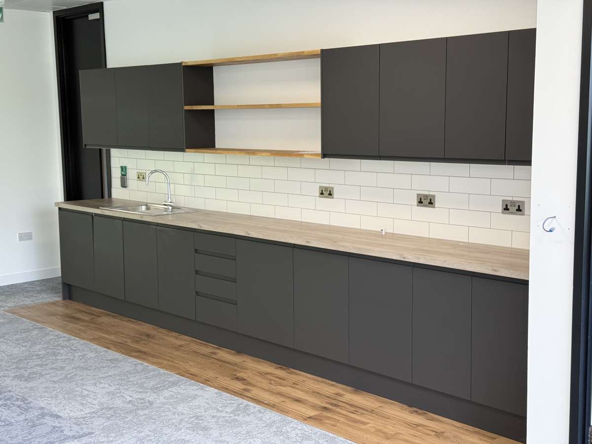 Office in Luton - photo 3