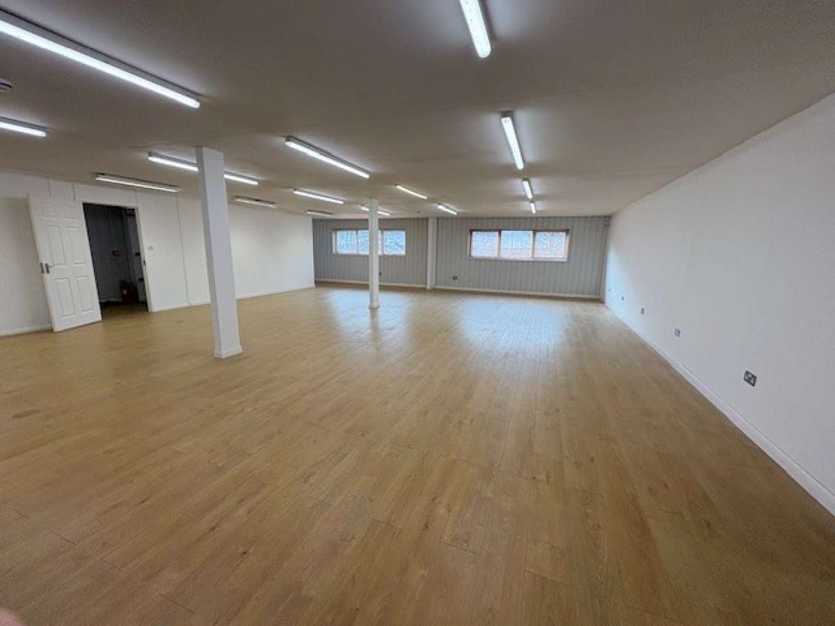 Office in Bufflers Holt - photo 2