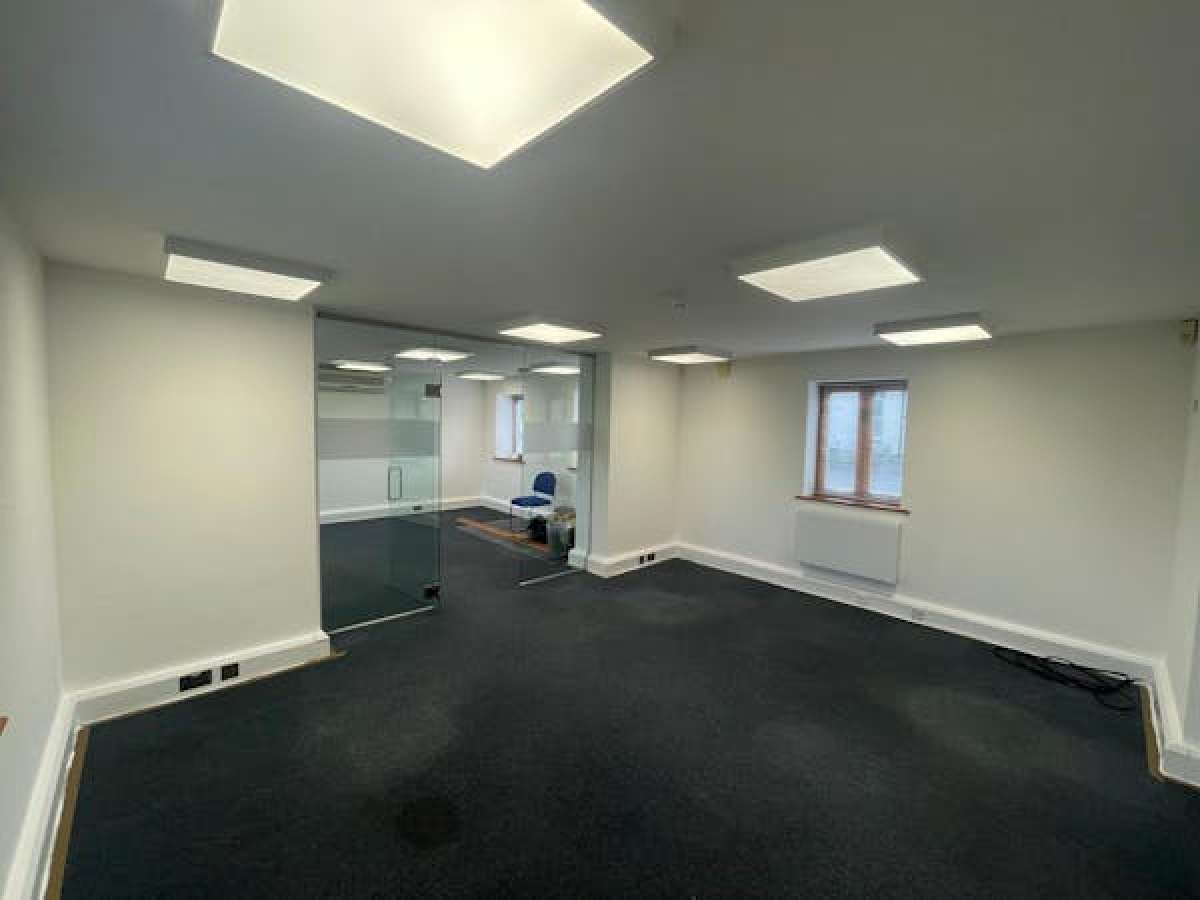 Office in Bromsgrove - photo 3