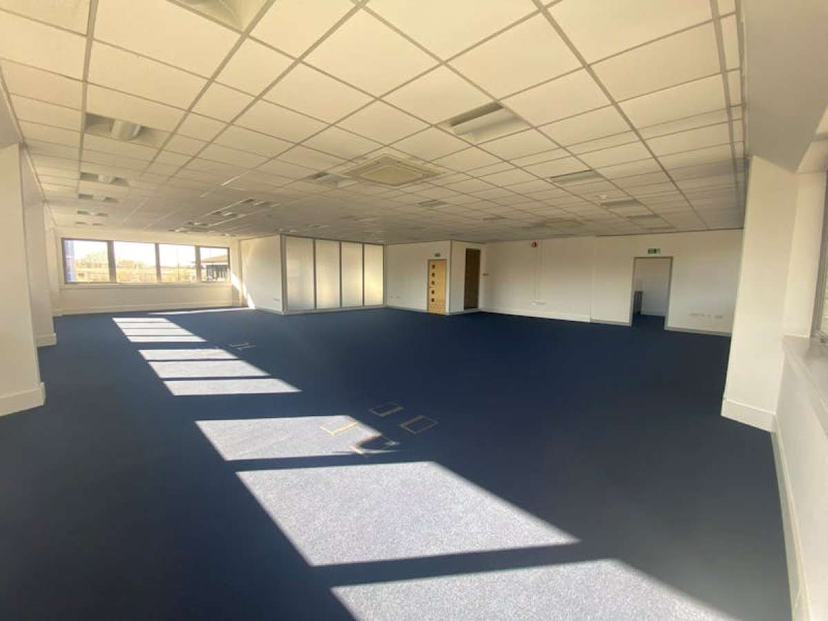 Office in Crawley - photo 4