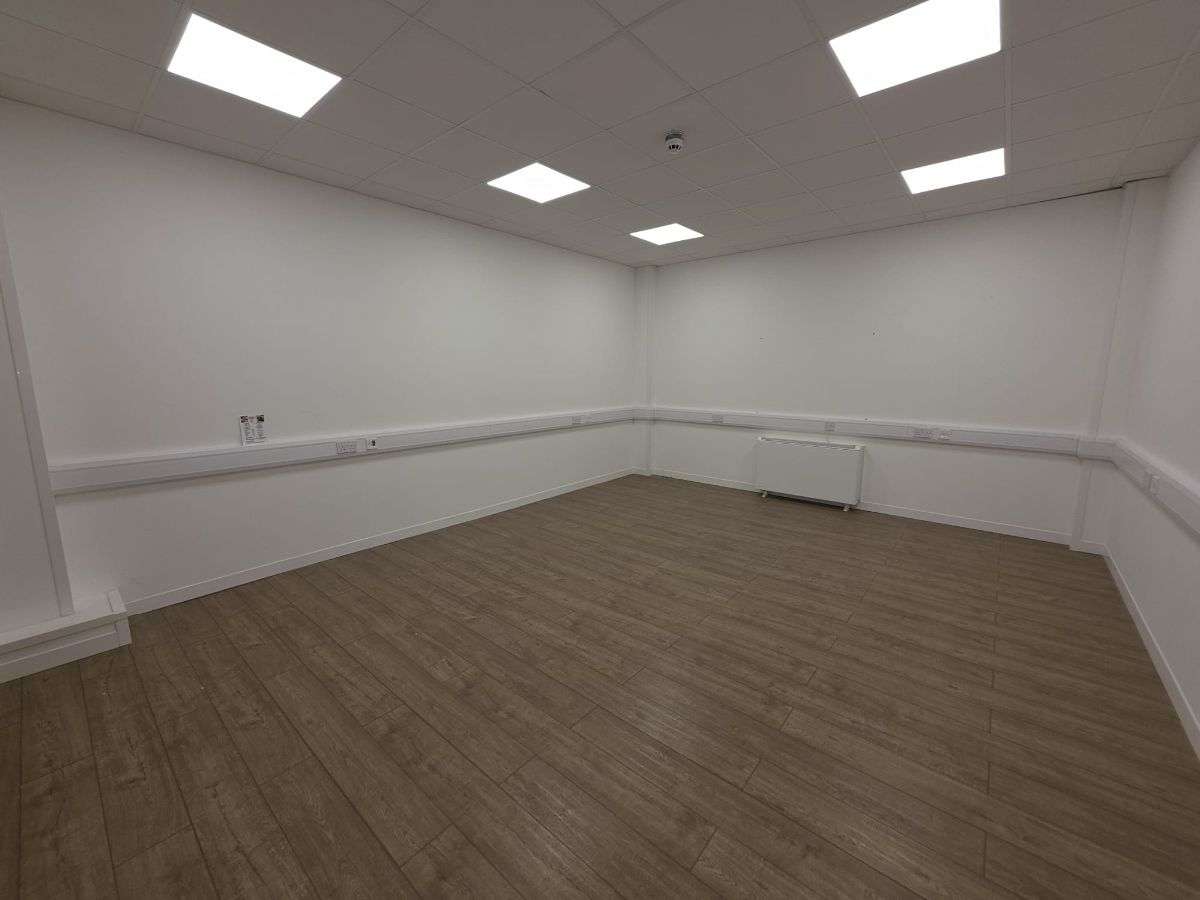 Office in Wirral - photo 2