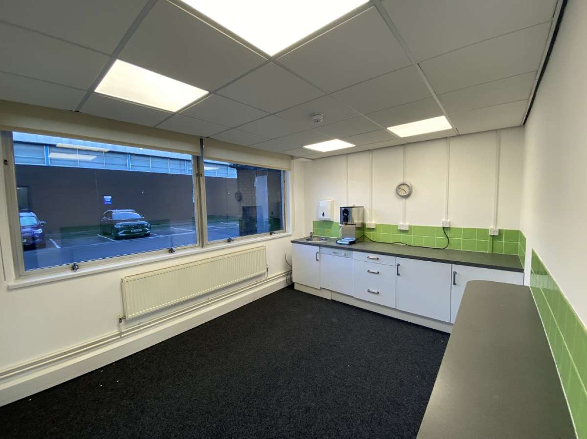 Office in Halesowen - photo 4
