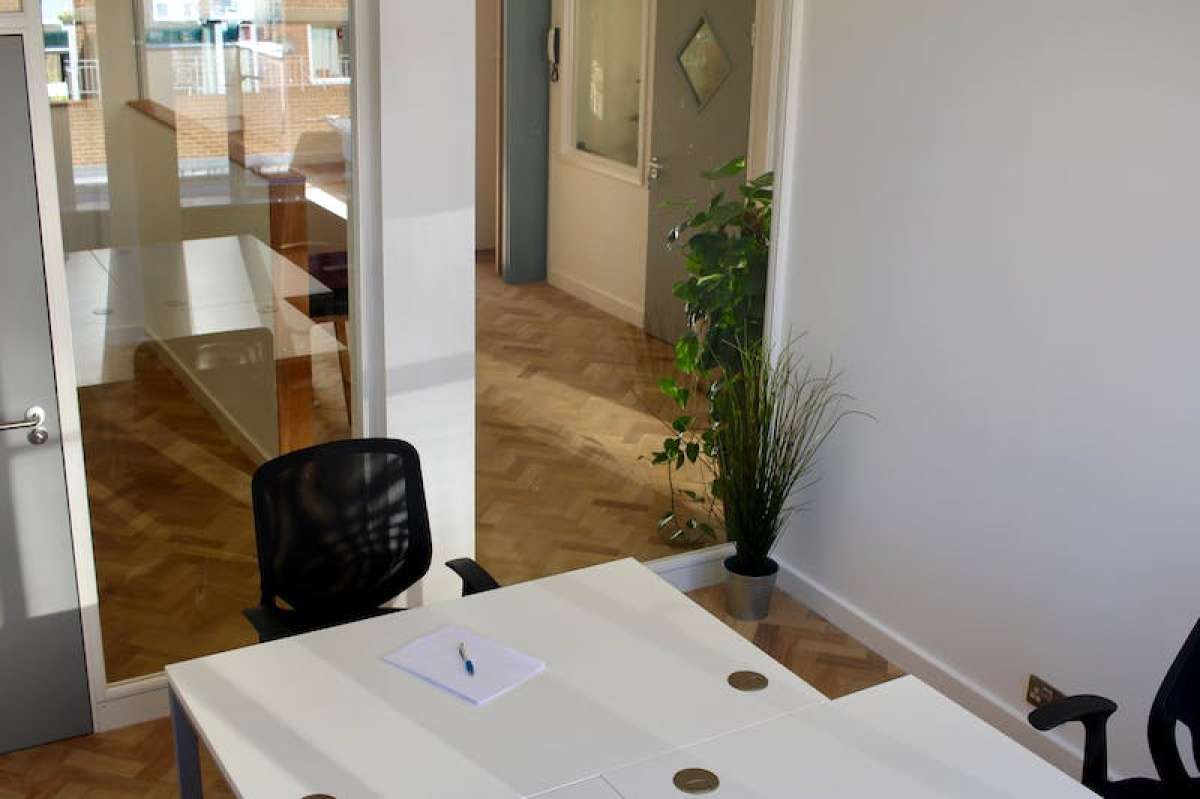 Office in Woking - photo 2