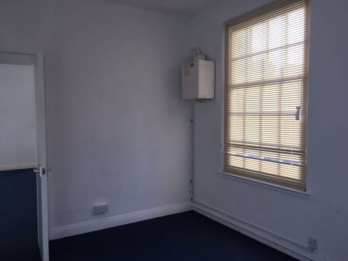 Office in Woking - photo 3