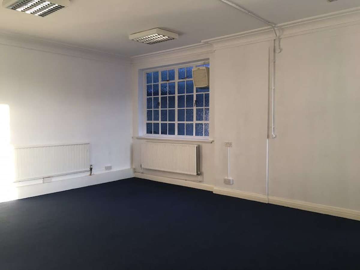 Office in Woking - photo 4