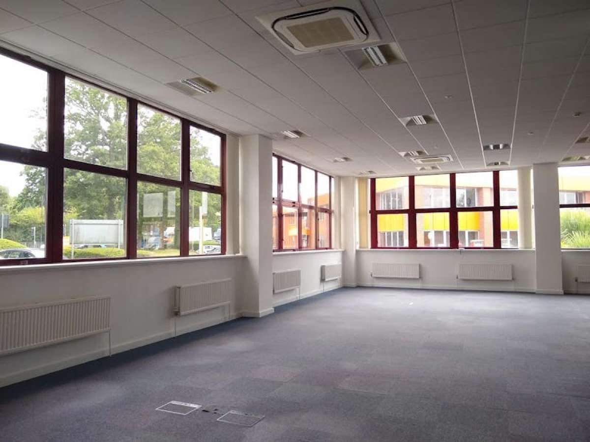 Office in Crawley - photo 2