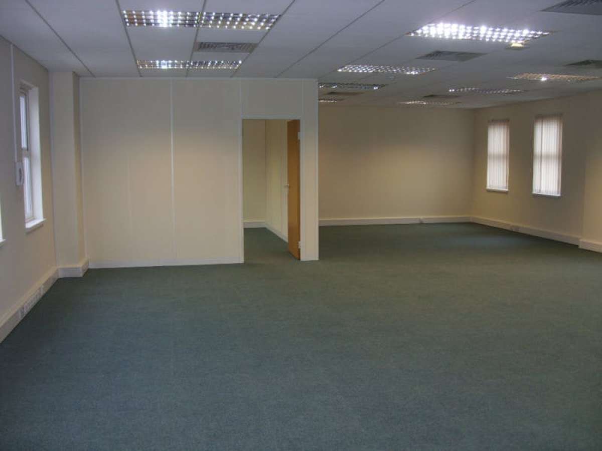 Office in Chertsey - photo 2