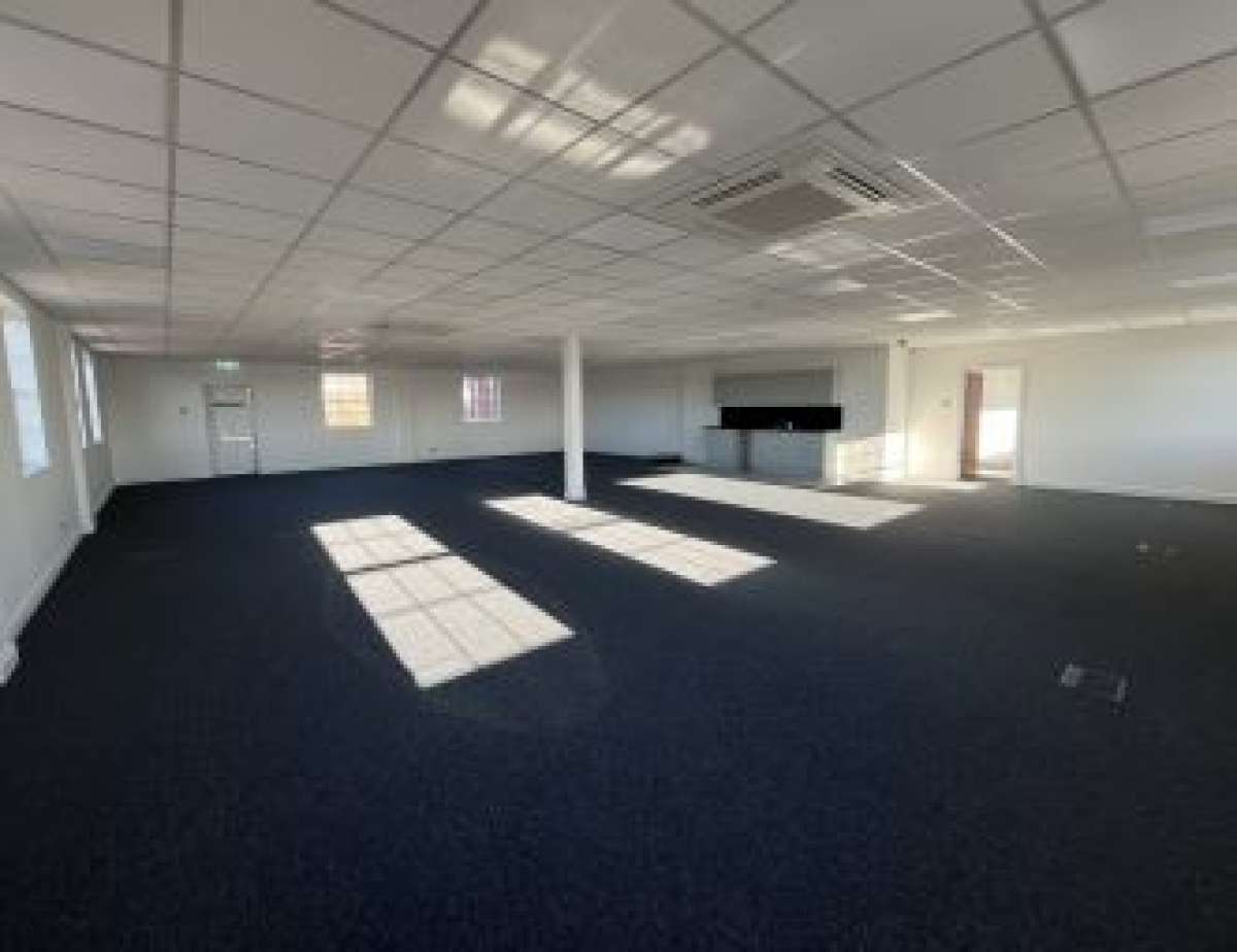 Office in Burton On Trent - photo 2