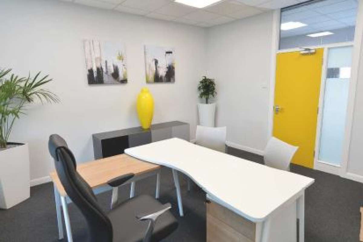Office in Cleckheaton - photo 4