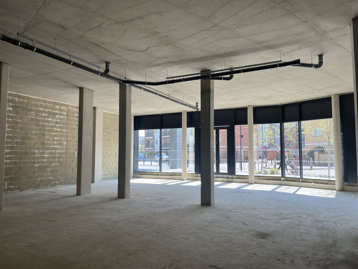 Retail/Shop in London - photo 4