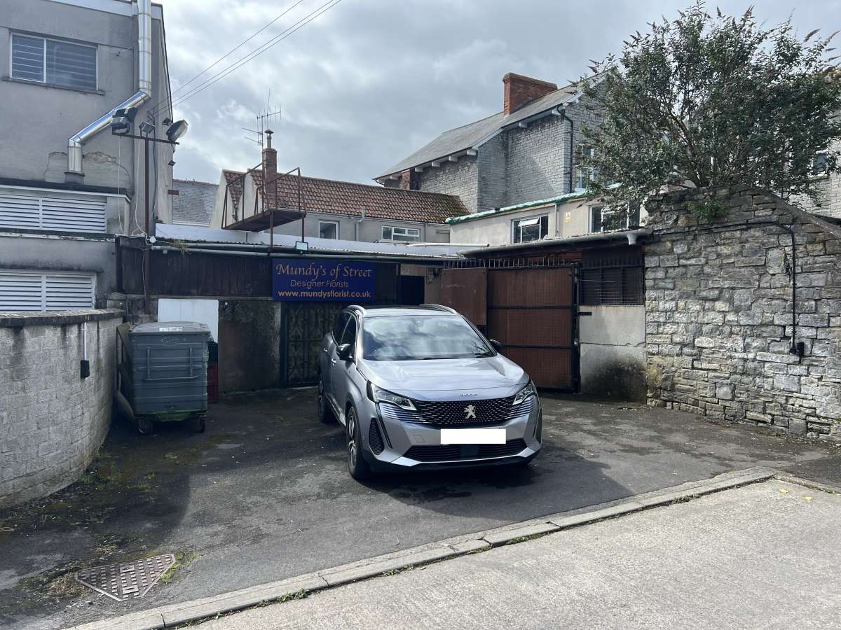 Retail/Shop in Street - photo 4