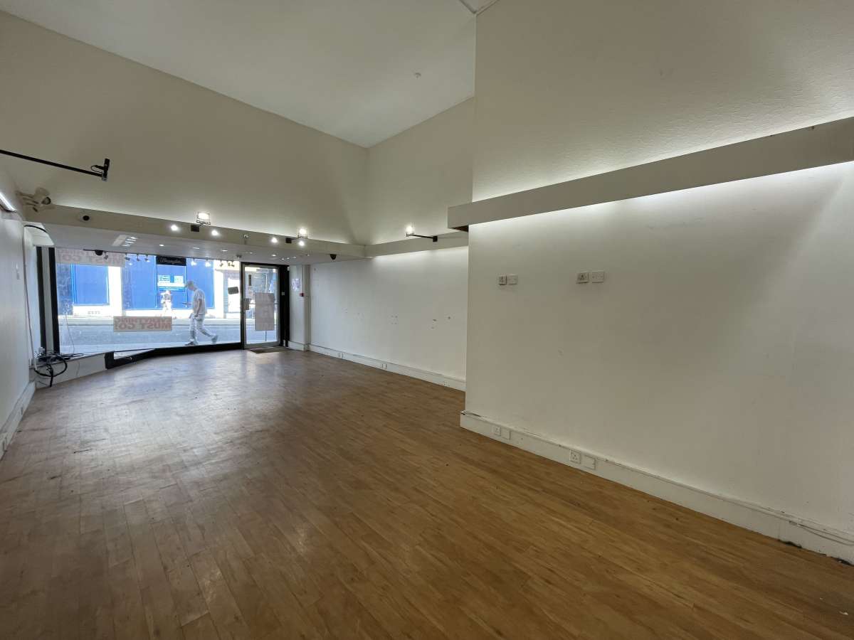 Retail/Shop in Halifax - photo 2