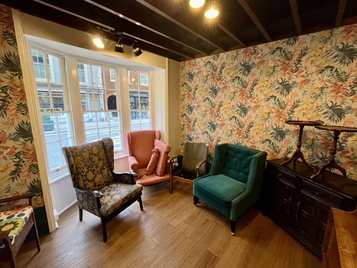 Retail/Shop in Alton - photo 2