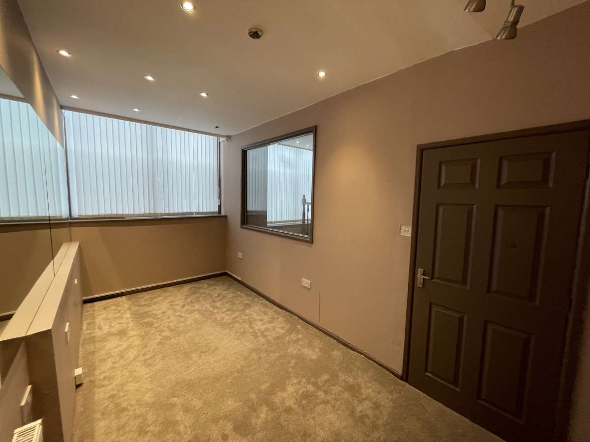 Retail/Shop in Halifax - photo 2