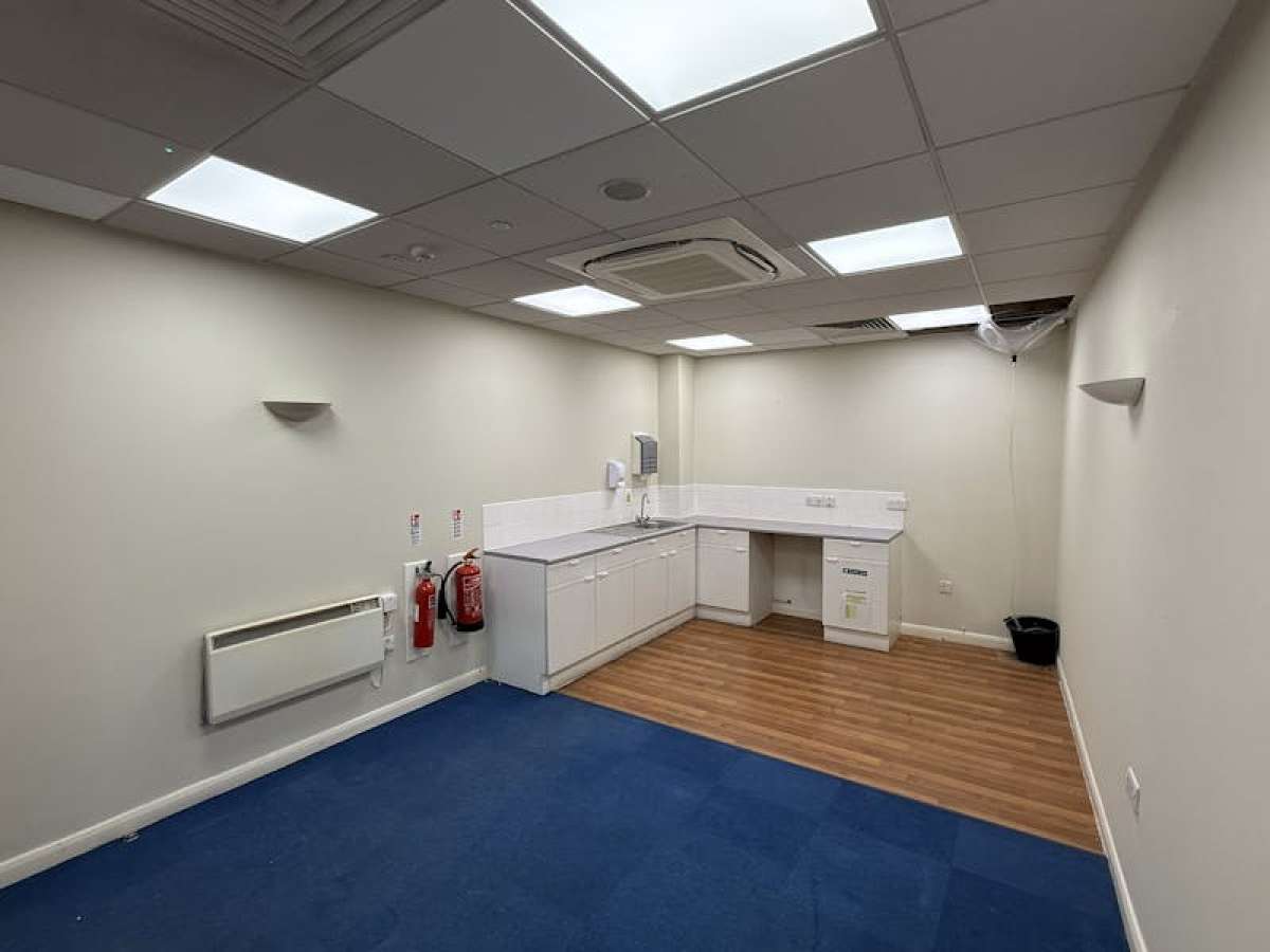 Retail/Shop in Walton on Thames - photo 4