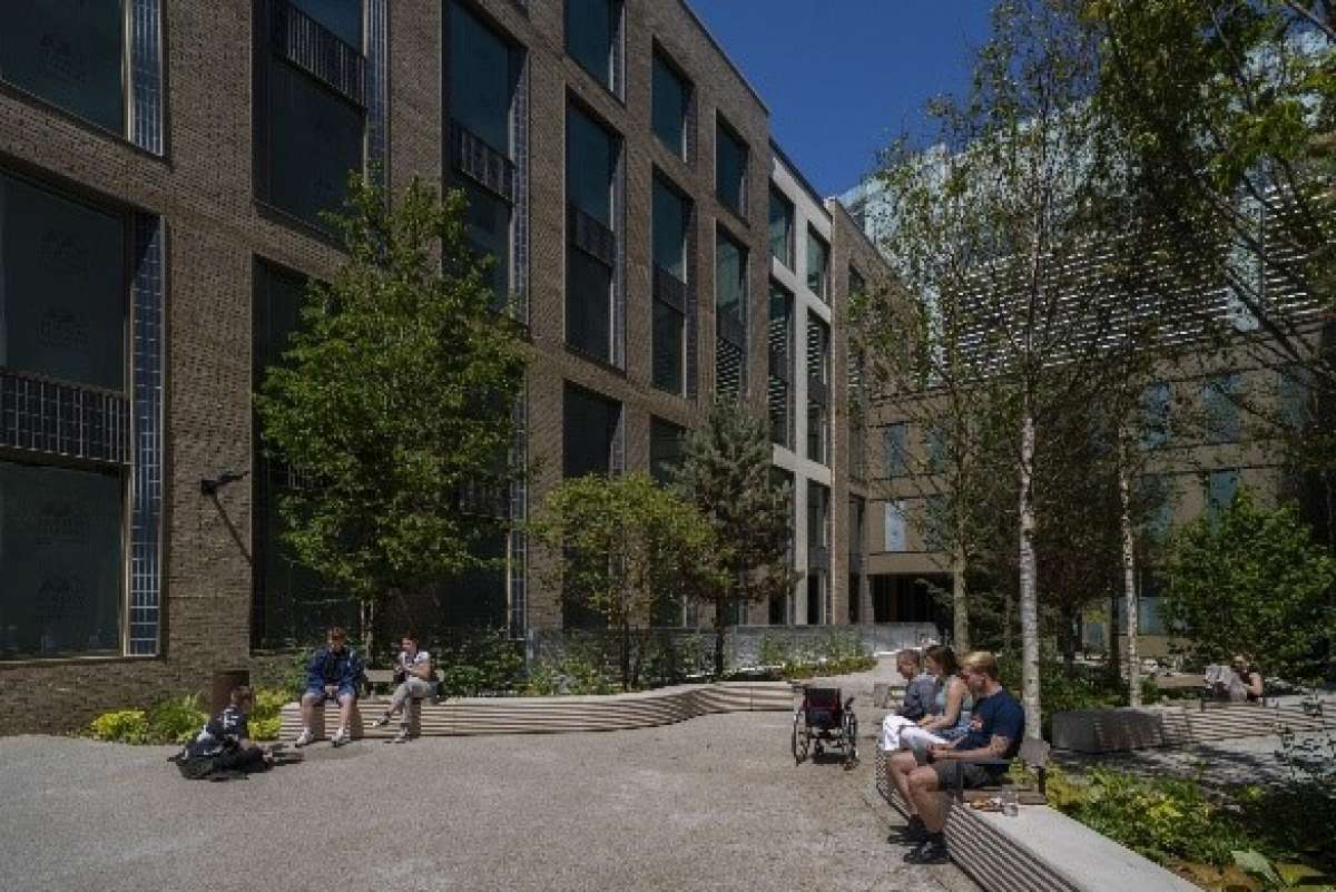 Retail/Shop in Brighton - photo 3