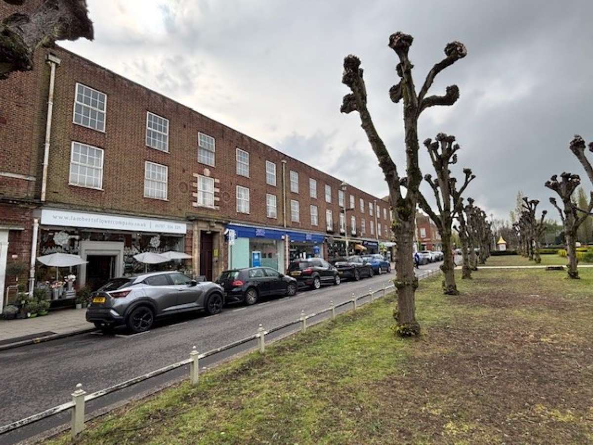 Retail/Shop in Welwyn Garden City - photo 2