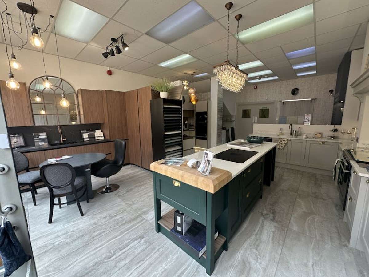 Retail/Shop in Alton - photo 2