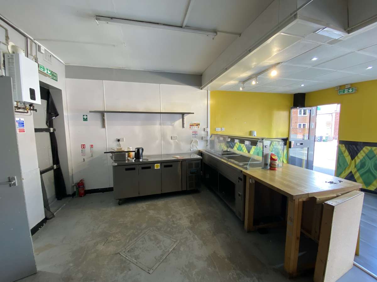 Retail/Shop in West Bromwich - photo 4