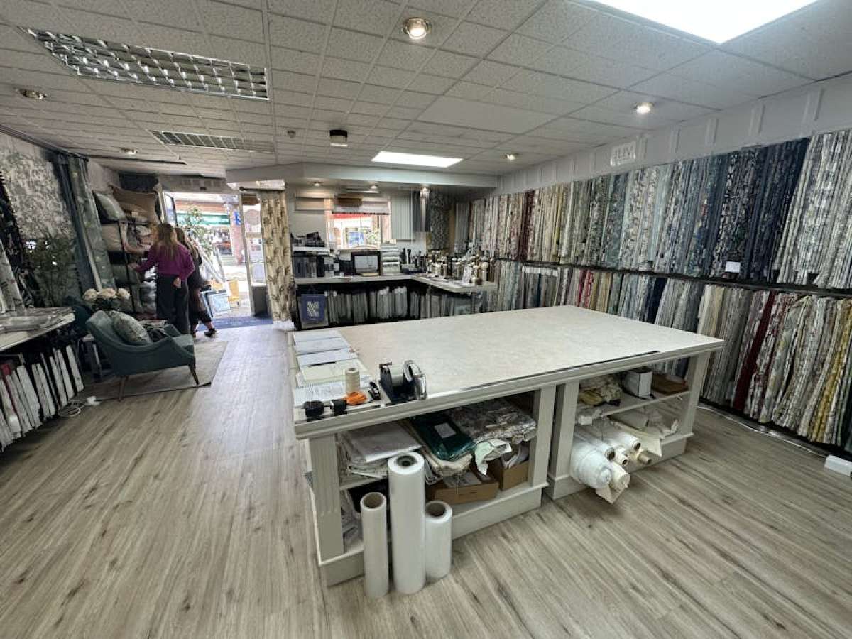 Retail/Shop in Alton - photo 2