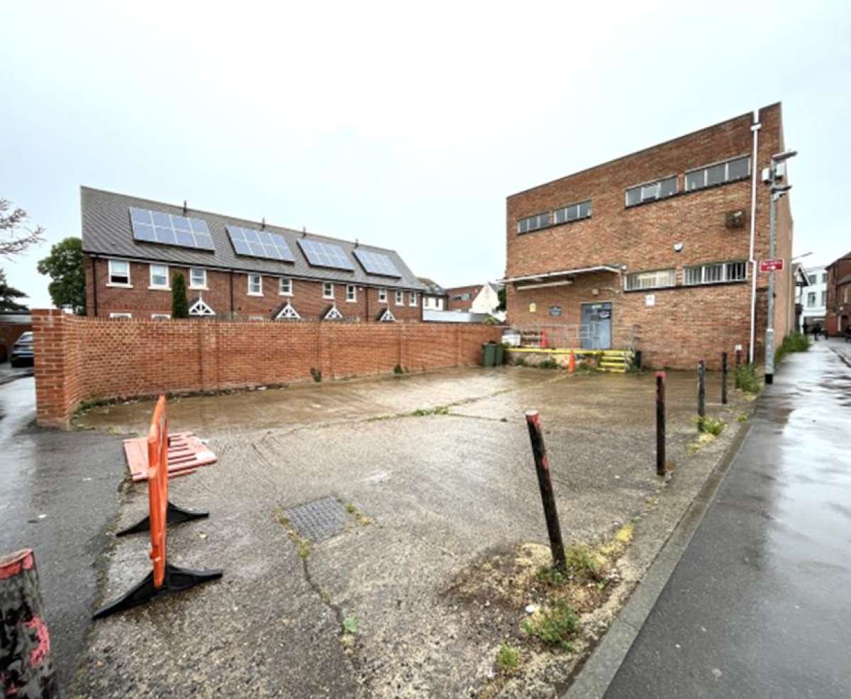 Retail/Shop in Wokingham - photo 2