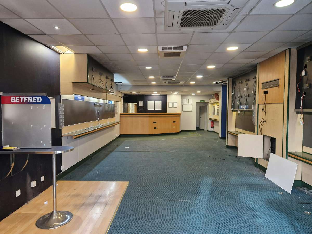 Retail/Shop in Waterlooville - photo 2