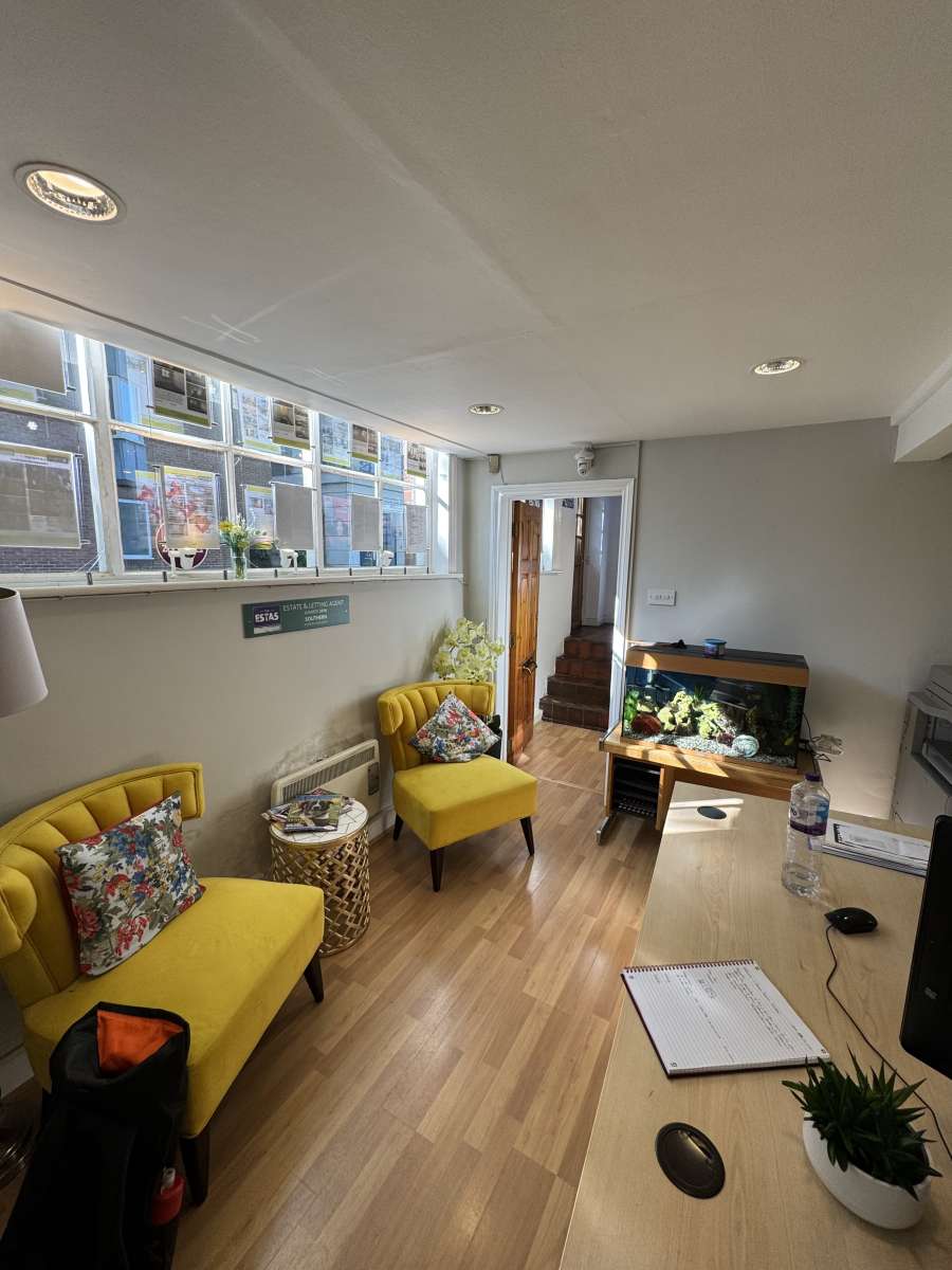 Retail/Shop in Windsor - photo 2