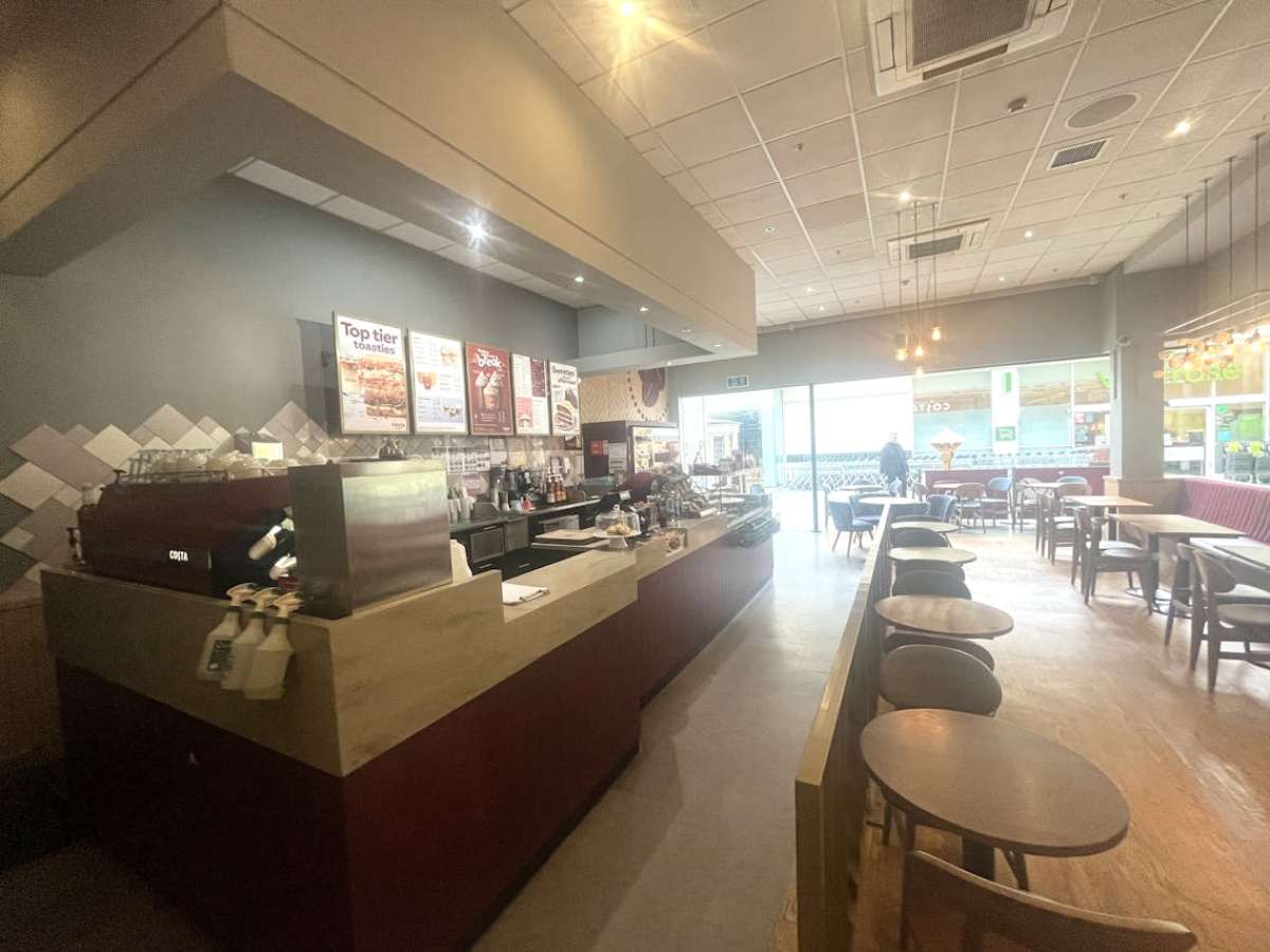 Retail/Shop in Fleet - photo 2