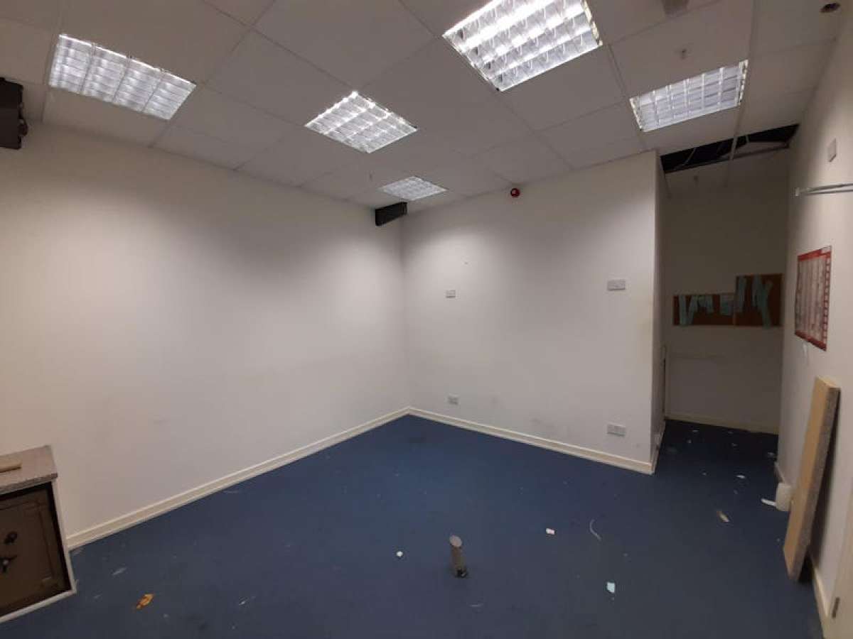 Retail/Shop in Basingstoke - photo 4