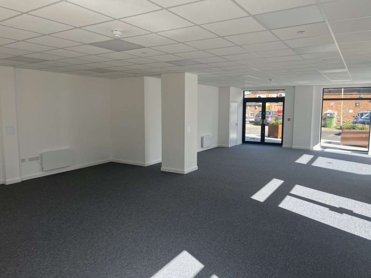 Retail/Shop in Eastleigh - photo 2