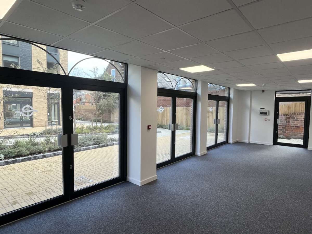 Retail/Shop in Eastleigh - photo 3