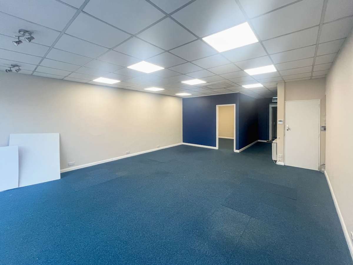 Retail/Shop in Ferndown - photo 3