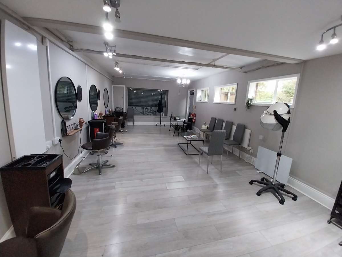 Retail/Shop in Lincoln - photo 2