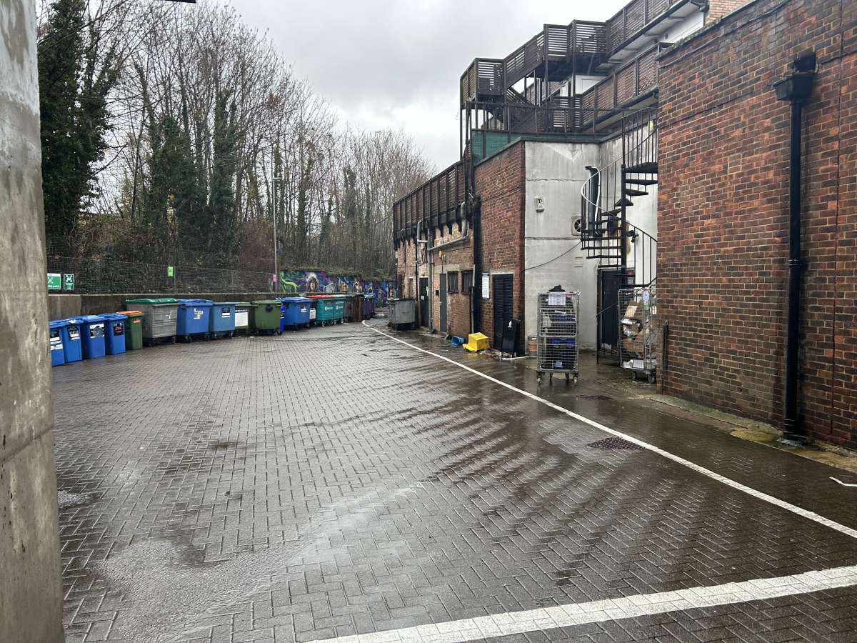 Retail/Shop in Epsom - photo 2