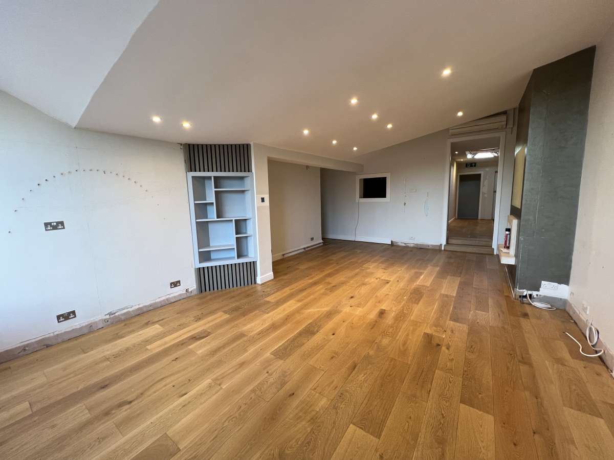 Retail/Shop in London - photo 2