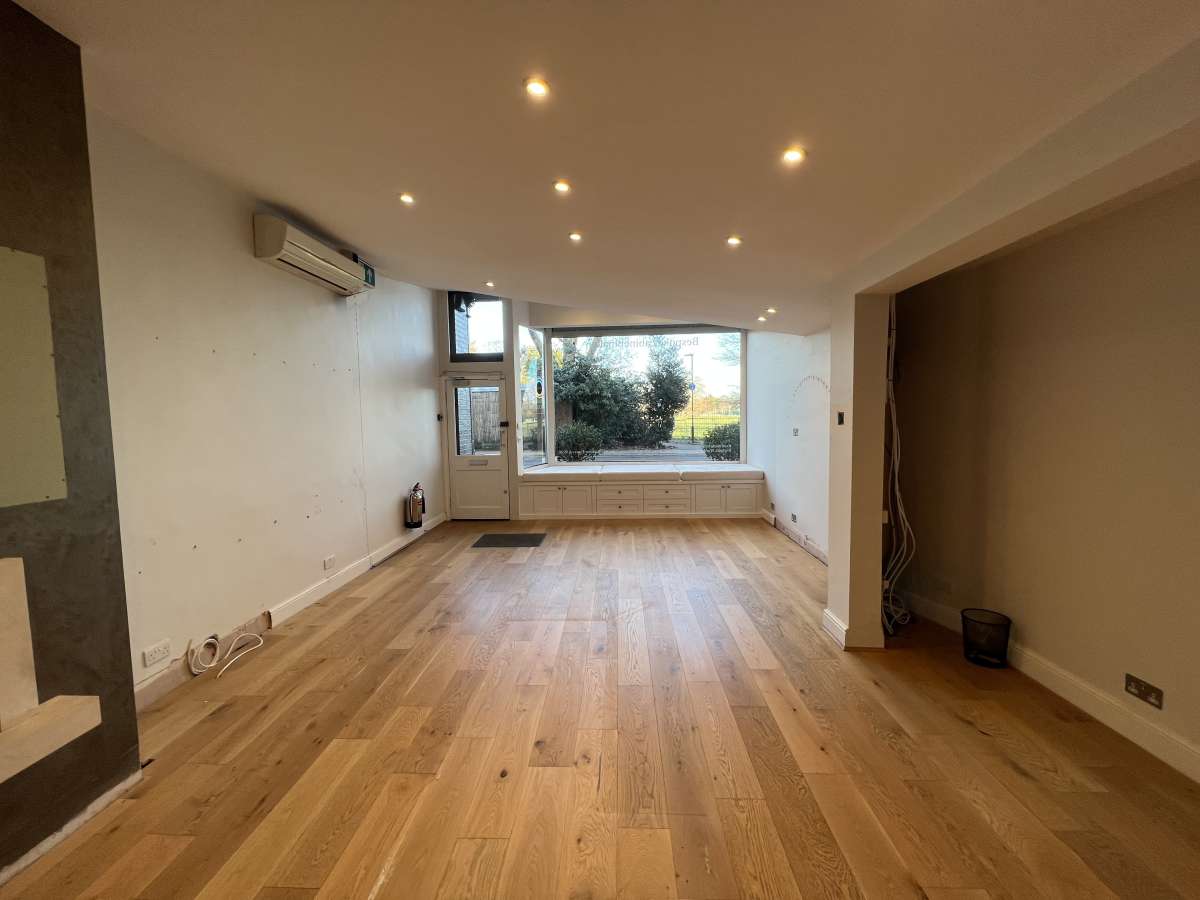 Retail/Shop in London - photo 3