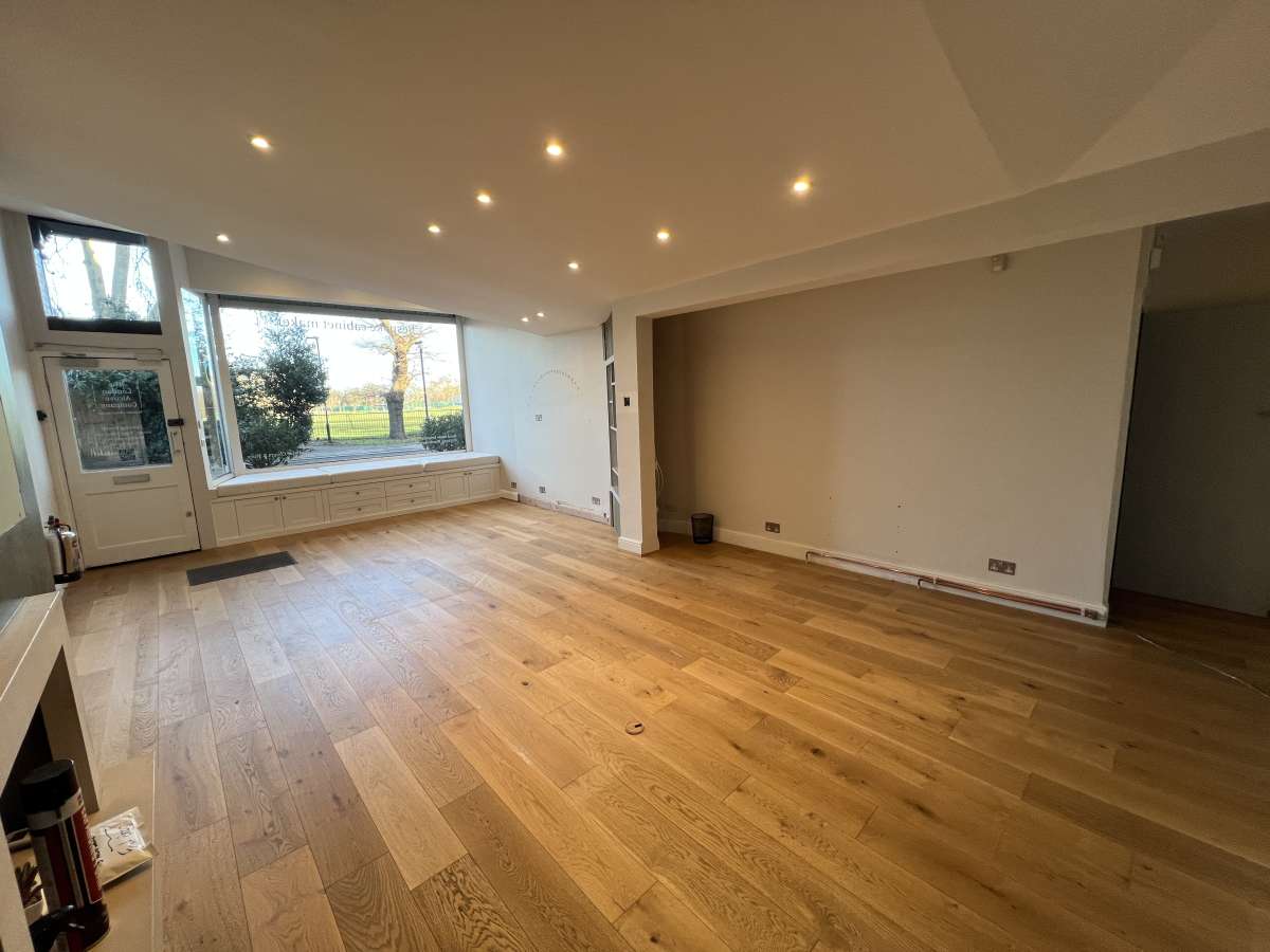 Retail/Shop in London - photo 4