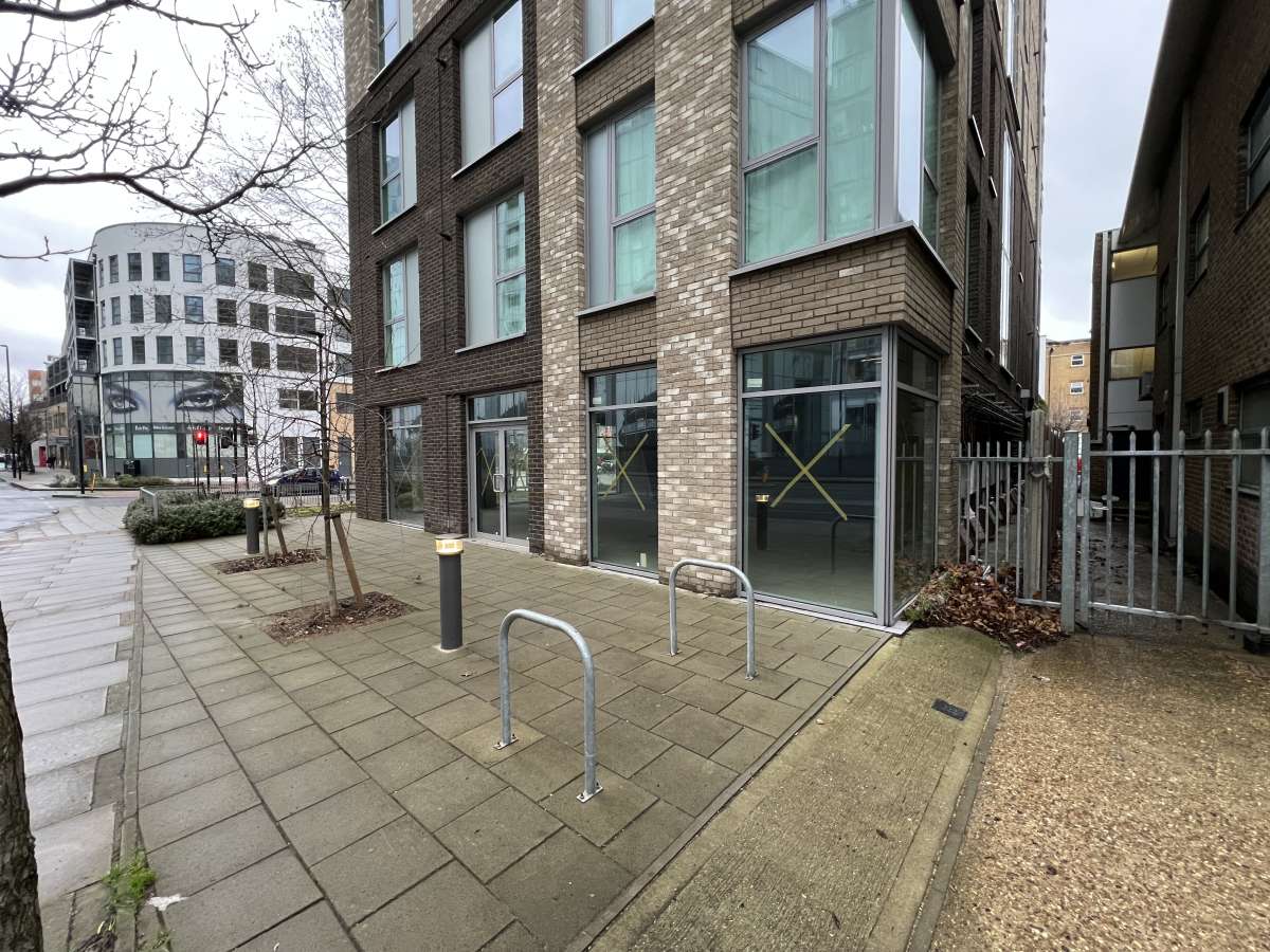 Retail/Shop in London - photo 3