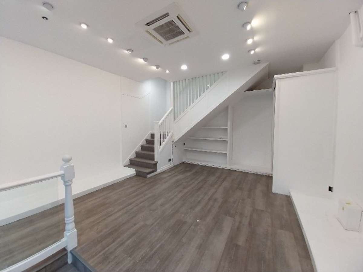 Retail/Shop in Brighton - photo 2