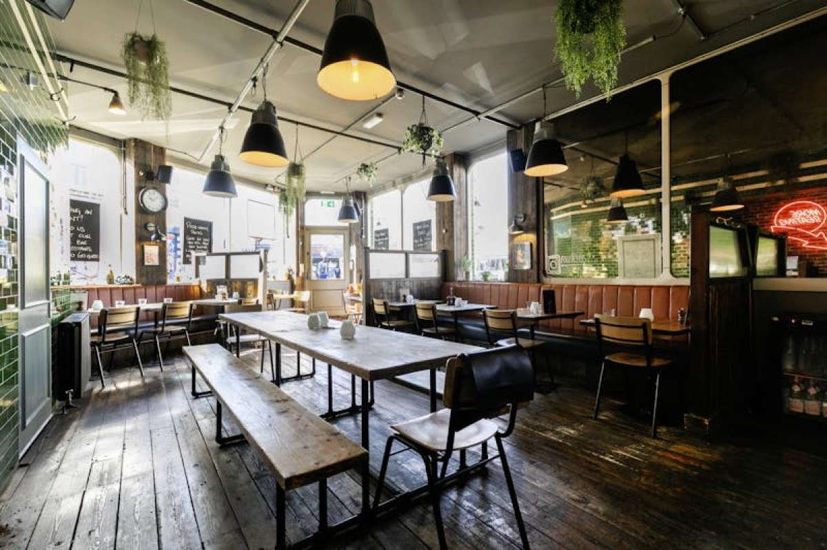 Retail/Shop in London - photo 2